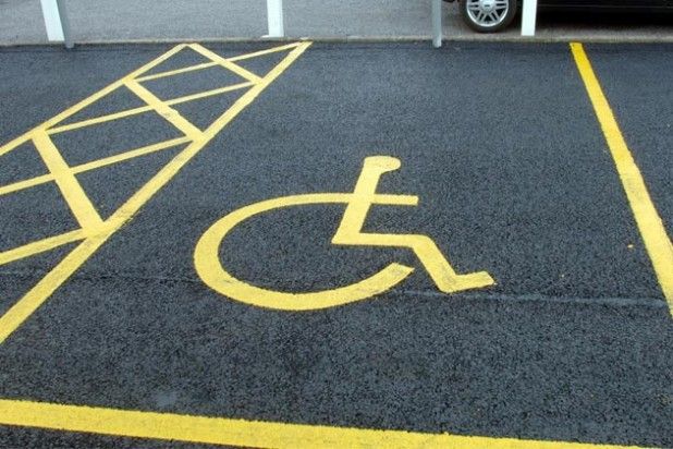 Sassari. Così i disabili combattono l'ignoranza: occupati i parcheggi riservati alle auto