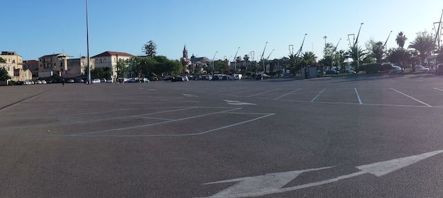 Parcheggi a pagamento nel Piazzale della Pace: stalli vuoti, divampano le polemiche
