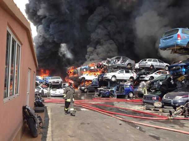 Rogo nel deposito di auto, il bilancio: vigile del fuoco intossicato, operaio ustionato e 400 vetture da rottamare distrutte