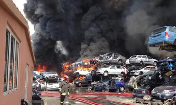 Rogo nel deposito di auto, il bilancio: vigile del fuoco intossicato, operaio ustionato e 400 vetture da rottamare distrutte