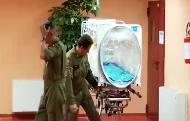 Ebola. La partenza dell'infermiere dall'ospedale di Sassari | VIDEO