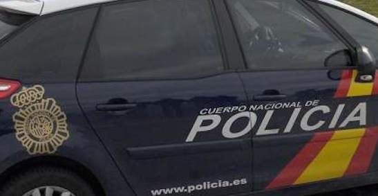 Barcellona. Minorenne armato di balestra uccide in una scuola un professore