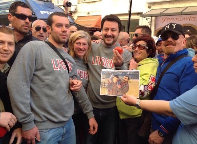 Livorno. Contestatori lanciano uova e pomodori contro Salvini: 
