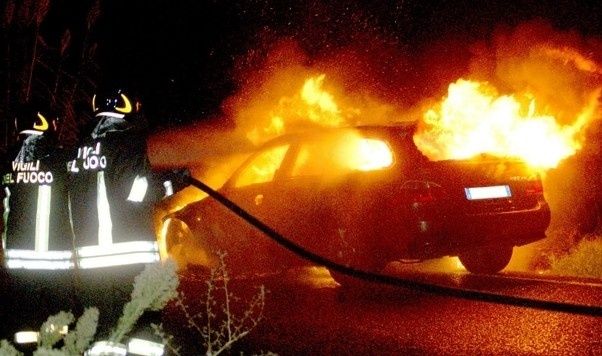 Ancora fiamme nella notte: quattro auto e uno scooter al rogo