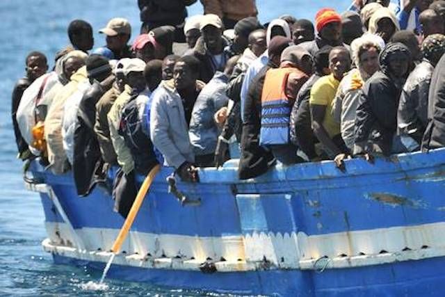 Barcone di migranti affonda nel Canale di Sicilia: si temono 700 morti