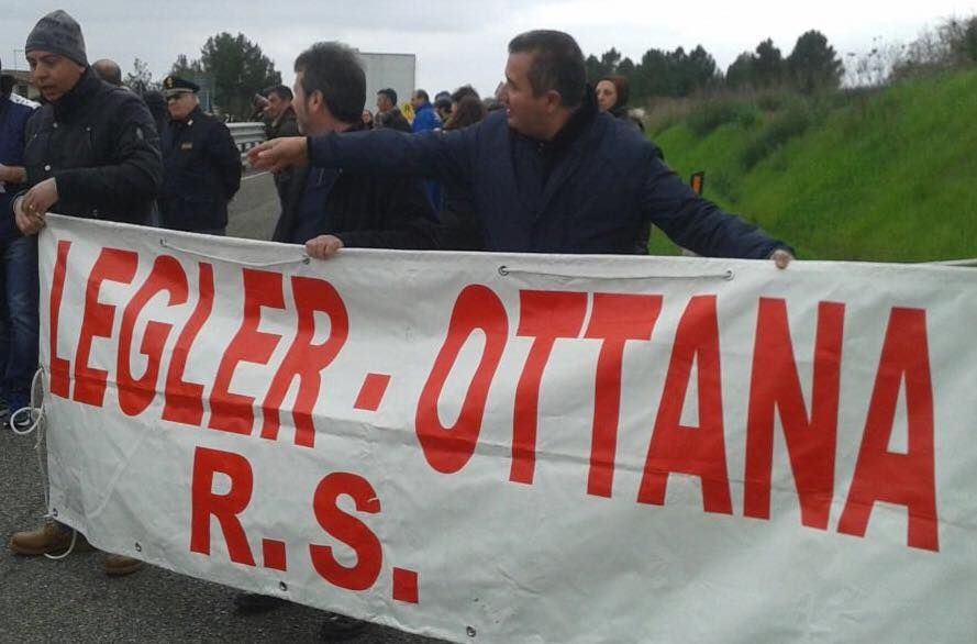 Protesta degli operai del settore tessile, blitz in Provincia