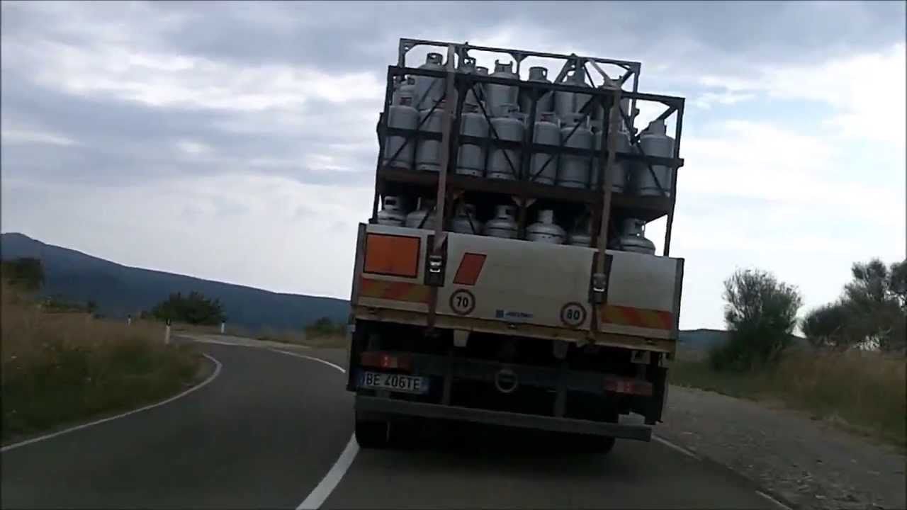 Un camion con 500 bombole di gas finisce nella scarpata