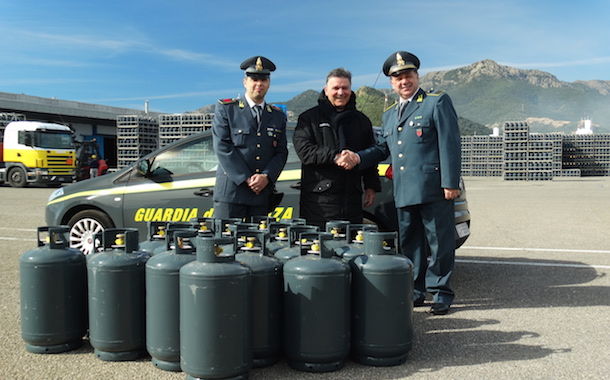 La Guardia di finanza dona alla caritas di Capoterra 280 kg di g.p.l. in bombole