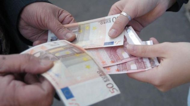 21enne disoccupato truffa con 100 euro false un'anziana