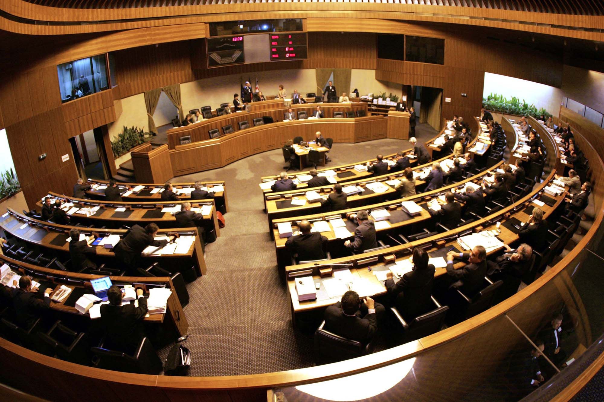 Sardegna, costi politica. Il Consiglio taglia indennità e fondi ai gruppi