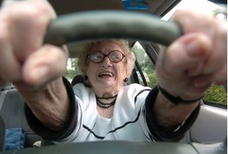 Tre milioni di anziani alla guida: rinnovi facili e pericolosi