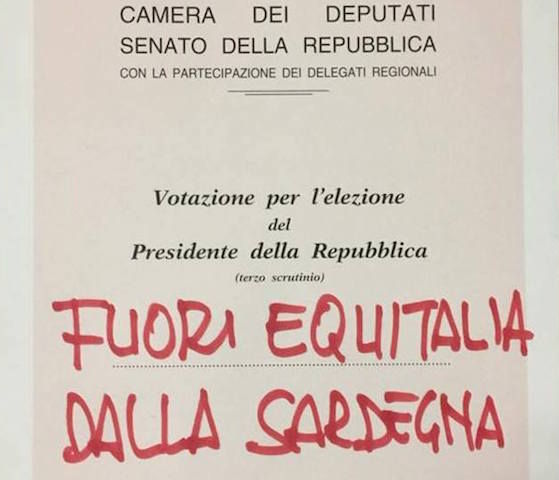 Terza votazione. Il deputato Mauro Pili pubblica la sua scheda con la scritta: 