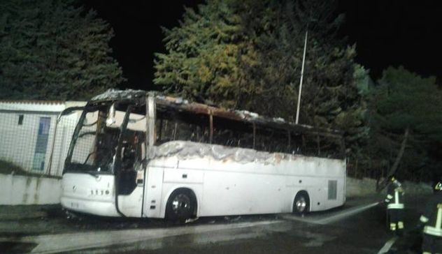 Attentato incendiario nella notte: distrutto a Nuoro un pullman da turismo di un imprenditore originario di Oliena
