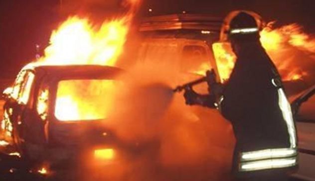 Auto incendiata nella notte in viale Sardegna