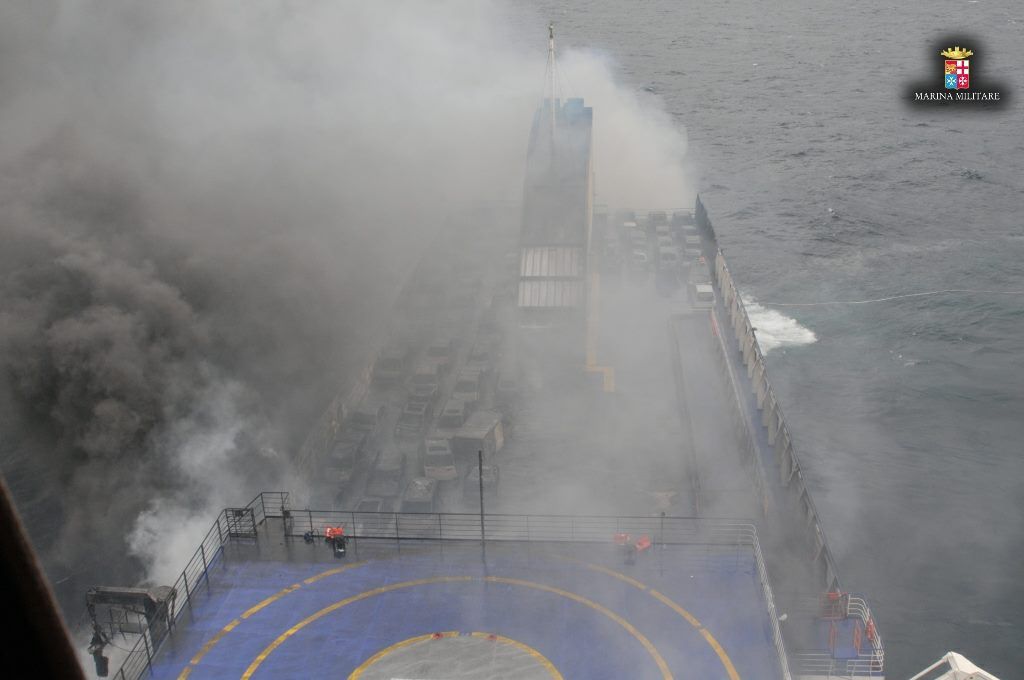 Traghetto in fiamme: salgono a otto le vittime