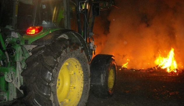 Attentato incendiario contro azienda zootecnica: 500 balle di fieno in fumo
