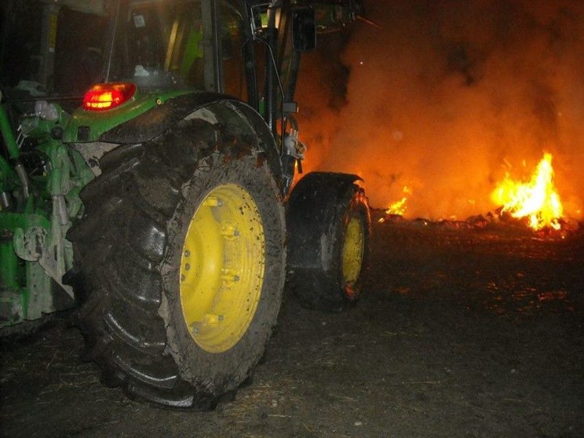 Attentato incendiario contro azienda zootecnica: 500 balle di fieno in fumo