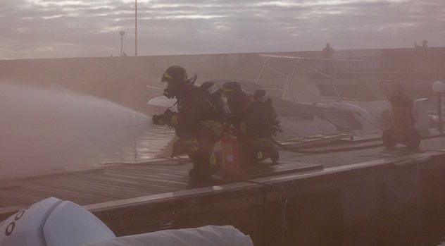 Incendio a bordo di un'imbarcazione: è un'esercitazione della Guardia Costiera