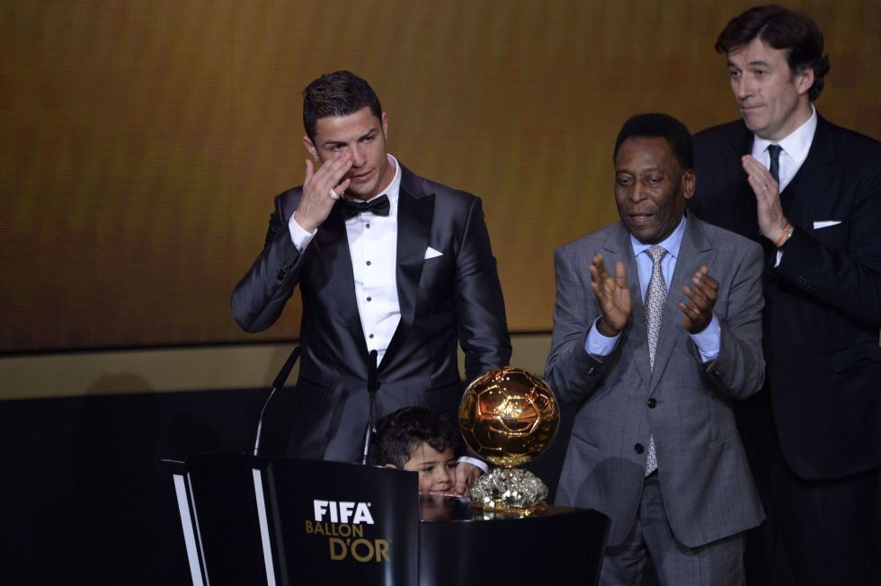 Cristiano Ronaldo vince il Pallone d'Oro. Superati Messi e Ribery
