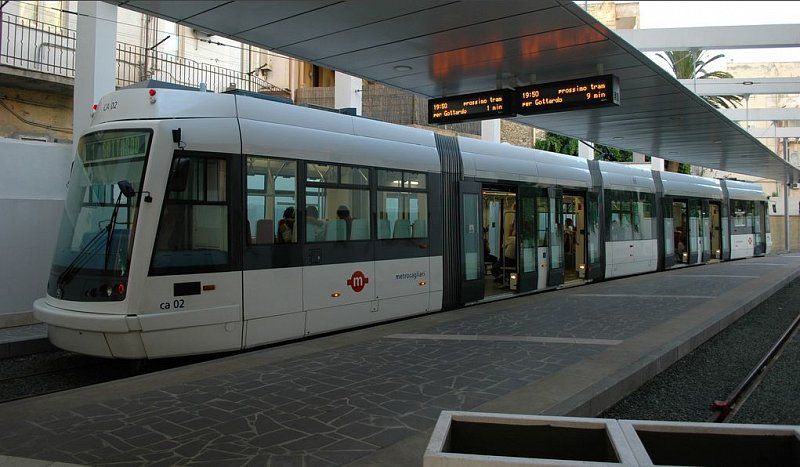 Cagliari. Camion sbatte contro treno della metropolitana che deraglia: un ferito