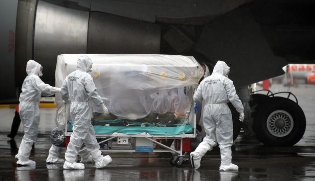 Caso Ebola: il medico italiano sbarca a Roma con il volo della Aeronautica Militare | VIDEO
