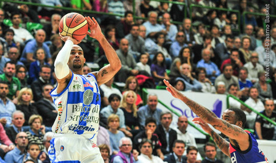 Basket. Sassari batte Brindisi: la Dinamo è in testa alla classifica con Milano