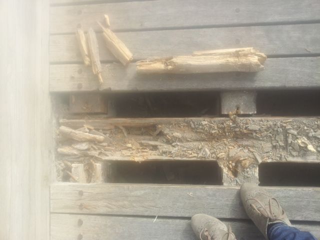 Alghero. Cedono le passerelle in legno: ponte di Fertilia chiuso ai pedoni per pericolo