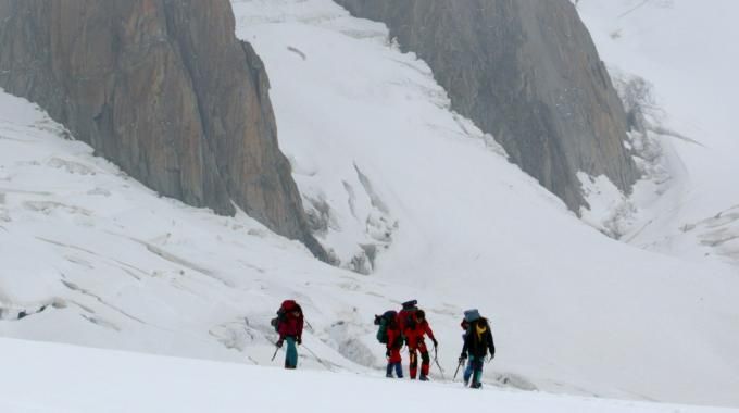 Due scalatori sardi sfuggono alla bufera di neve sull'Himalaya