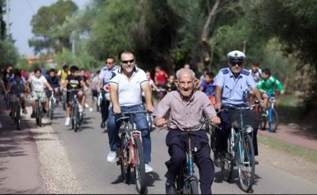 I 101 anni di Tziu Giuliu, il nonnino di San Sperate che ama andare in bicicletta