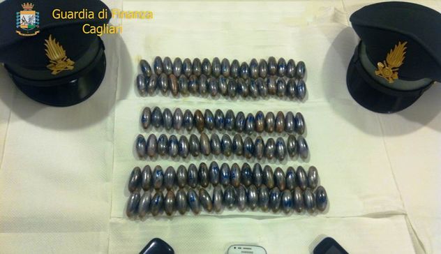 Cagliari. La Guardia di Finanza arresta “corriere ovulatore” spagnolo, aveva ingerito 1 chilo e 40 grammi di hashish 
