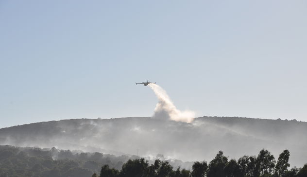 Alghero. Vasto incendio a Santa Maria La Palma: in azione 3 canadair e 2 elicotteri