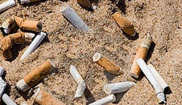Alghero. Cicche di sigarette: multe da 600 euro per chi sporca la spiaggia