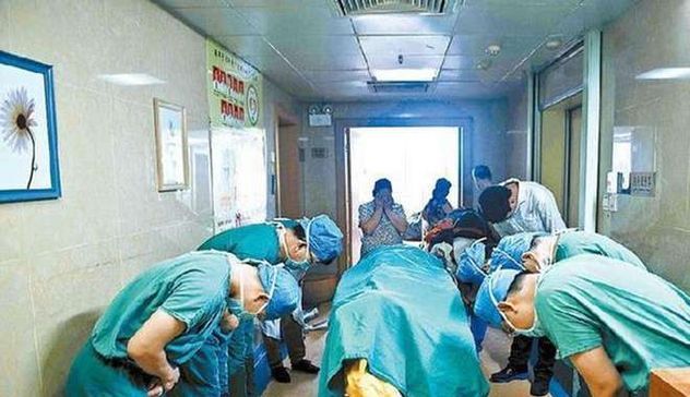 Cina commossa davanti al bambino eroe: muore a 11 anni e dona gli organi. L'inchino dei medici in sala operatoria