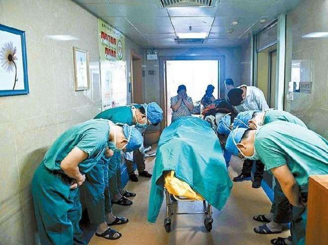 Cina commossa davanti al bambino eroe: muore a 11 anni e dona gli organi. L'inchino dei medici in sala operatoria