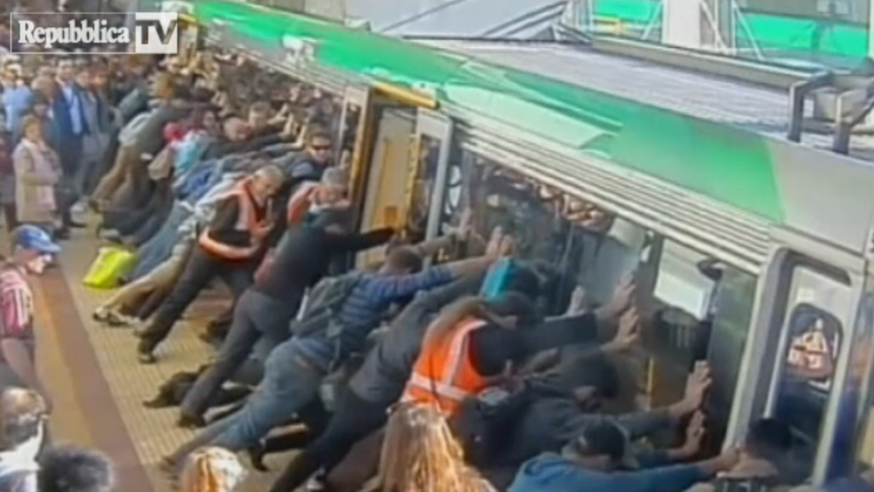Australia: incastrato nel metrò, tutti a spingere il treno