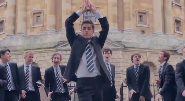 Studenti di Oxford imitano Shakira per beneficenza: la parodia è virale