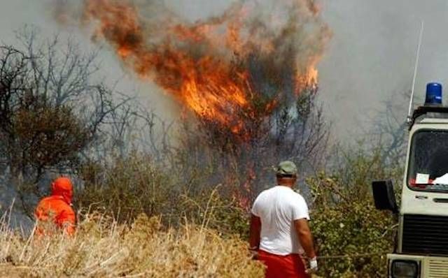Incendio in un terreno a Sant'Antioco: in cenere un auto, un trattore e una barca