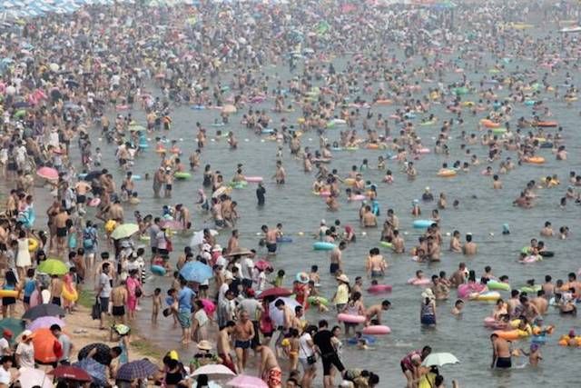 Pechino. Ecco la spiaggia più affollata del mondo