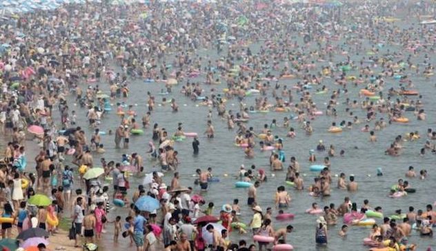 Pechino. Ecco la spiaggia più affollata del mondo