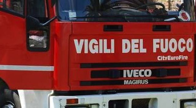 Capoterra: incendio distrugge fienile di un'azienda agricola: ingenti i danni, evacuati gli animali