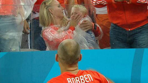 Olanda - Argentina. L'immagine commovente di Robben: consola il figlio in lacrime dopo la sconfitta