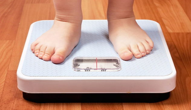 Inghilterra. Bambino di 11 anni pesa quasi 100 kg: arrestati i genitori