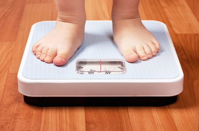 Inghilterra. Bambino di 11 anni pesa quasi 100 kg: arrestati i genitori