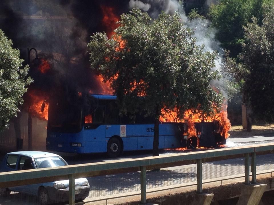 Teulada. Autobus prende fuoco, nessun ferito