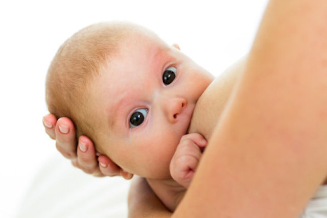 Facebook cambia le regole: si alle foto delle mamma che allattano