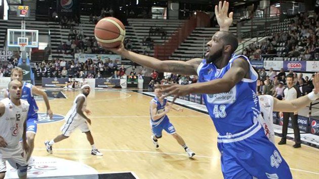 Basket. La Dinamo non fa sconti a Brindisi e si impone per 89-62