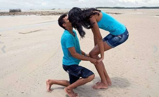 La ragazza più alta del mondo (2,06) si sposa: sulla spiaggia la proposta di matrimonio del fidanzato di 1,63 cm 