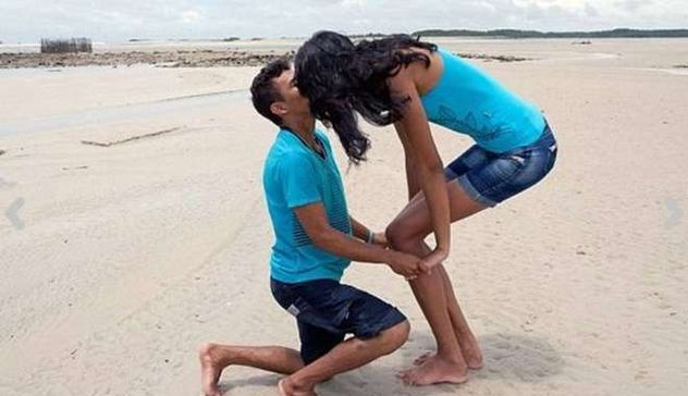 La ragazza più alta del mondo (2,06) si sposa: sulla spiaggia la proposta di matrimonio del fidanzato di 1,63 cm 