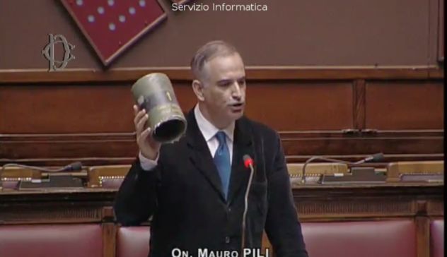 Mauro Pili (Unidos) mostra la testata di un euromissile alla Camera dei Deputati