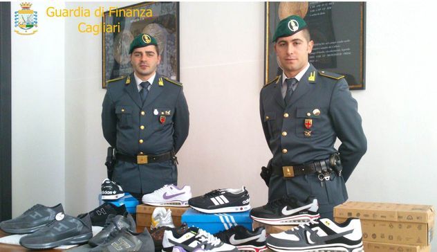 Cagliari. La Guardia di finanza sequestra articoli contraffatti e supporti magnetici privi del marchio Siae